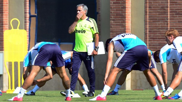 José Mourinho leads coaching course in Cali