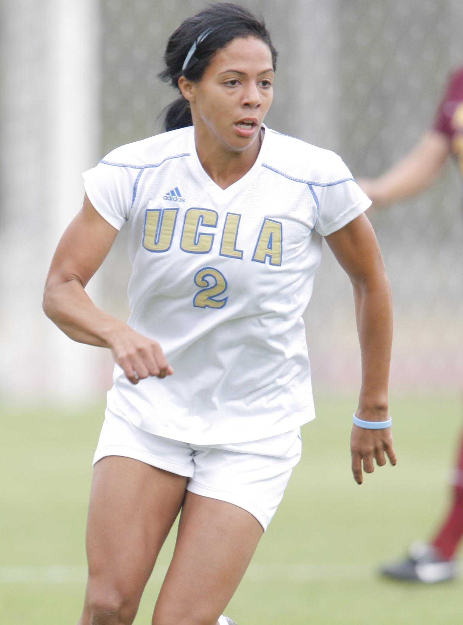 womens college soccer player
