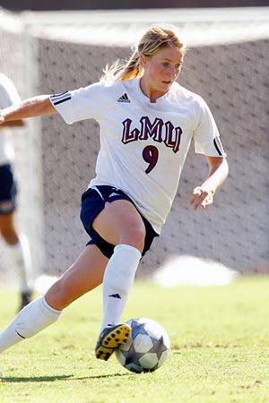 womens college soccer player