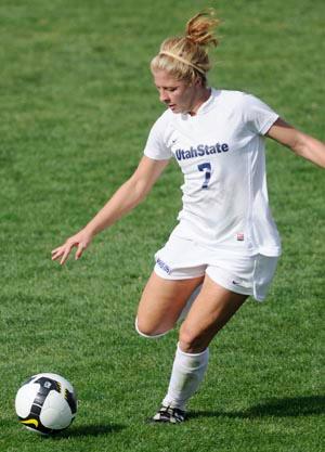 womens college soccer player