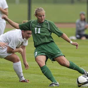 womens college soccer player